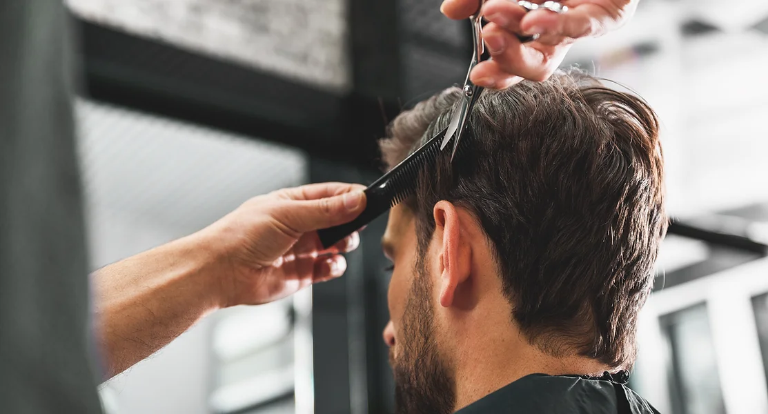 Coupe homme tendance réalisée par coiffeuse visagiste à Valmondois Val-d'Oise